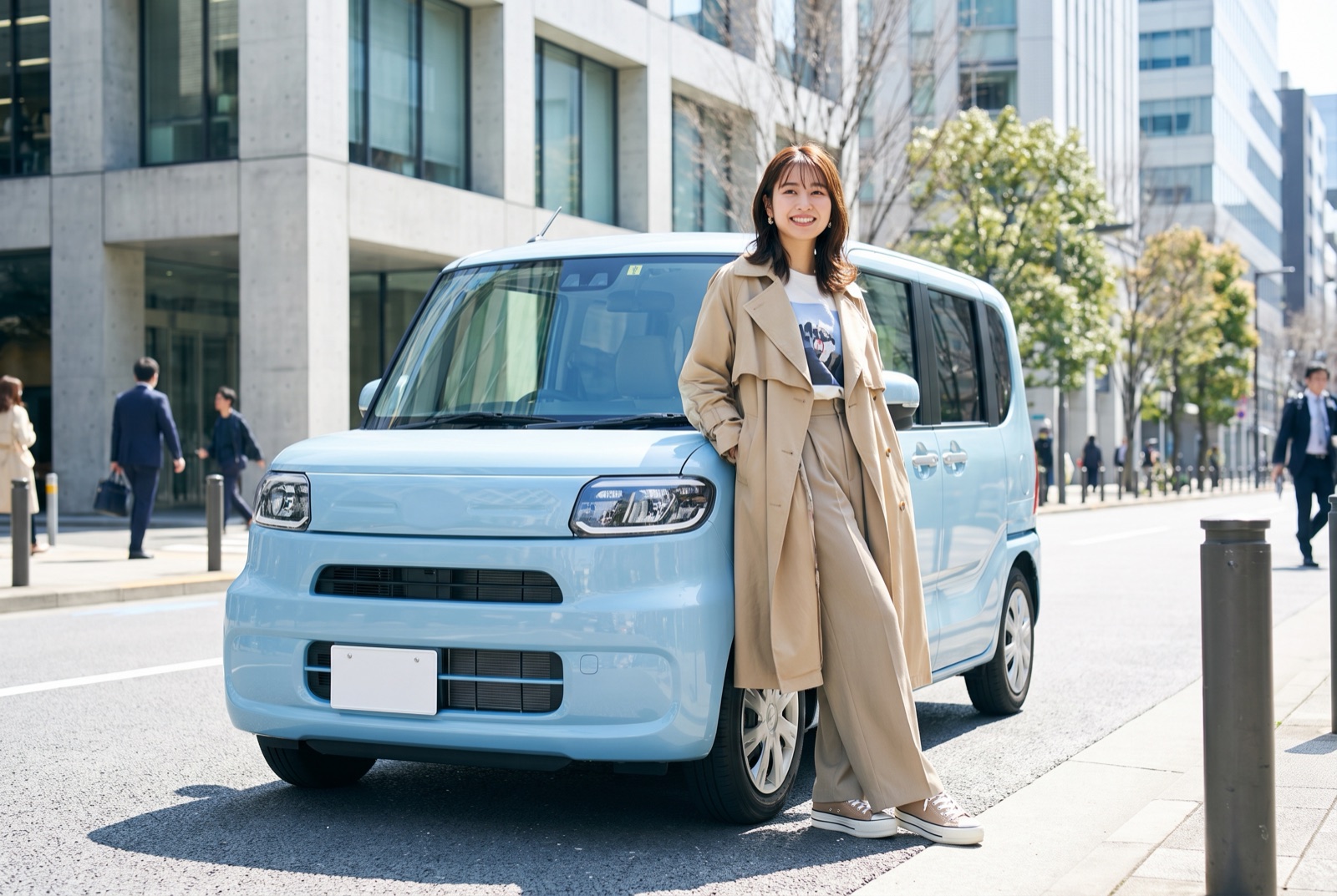 郊外の住宅の駐車スペースに停まった軽自動車