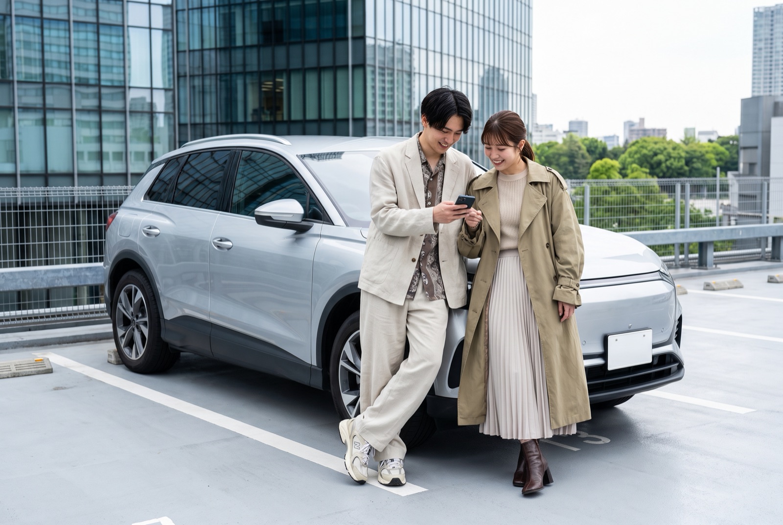 テーブルで車の鍵と書類を手に持つ様子