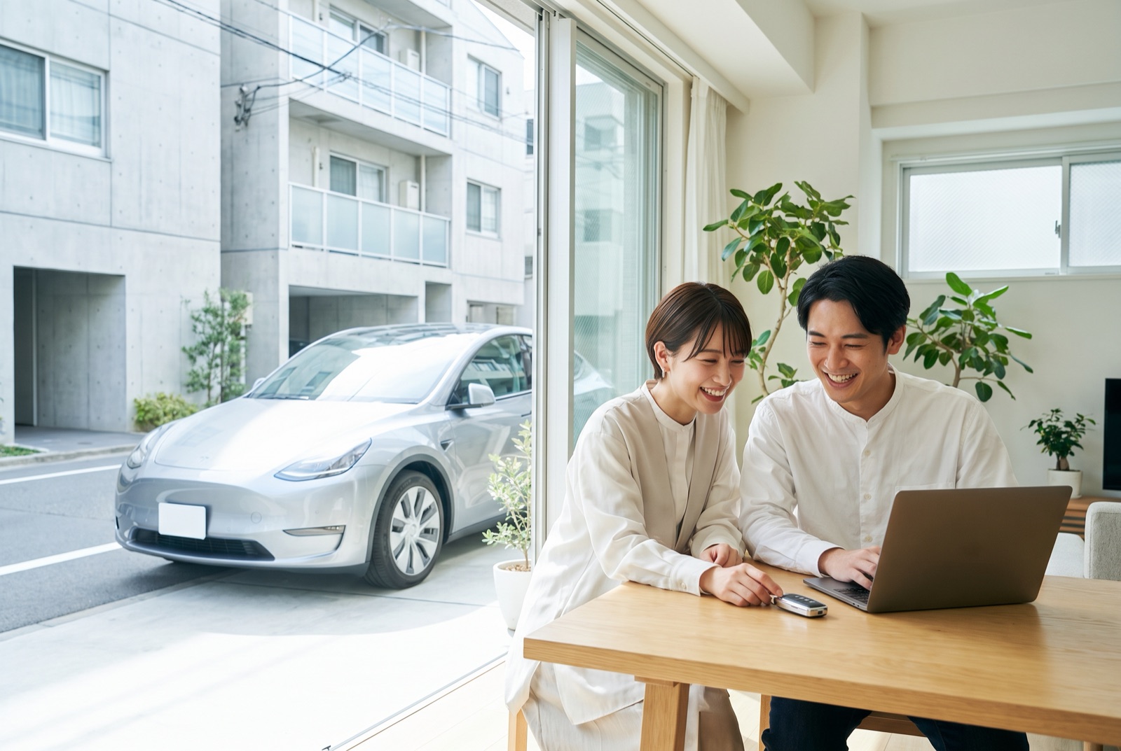 机の上の電卓とノート、車の鍵