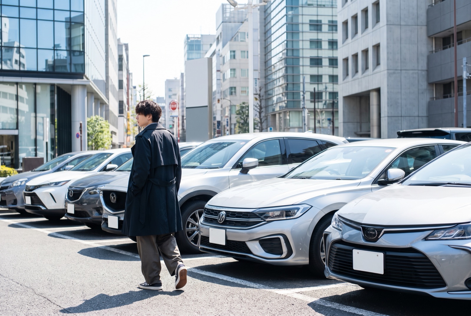 屋外の中古車展示場に並ぶ車