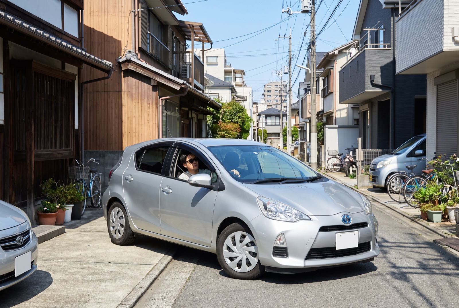 住宅街の狭い駐車場に車を停める様子