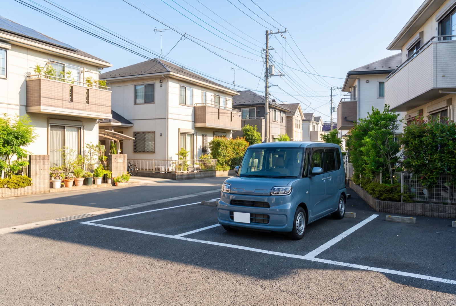 白線で区画された住宅街の月極駐車場