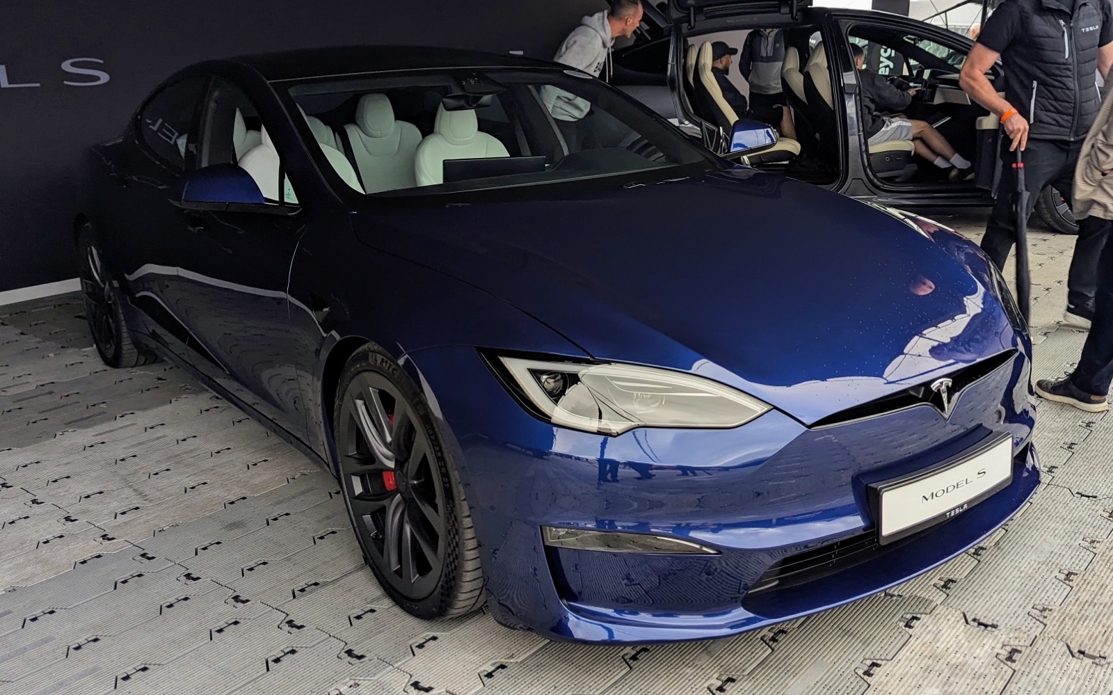 テスラ モデルS(2021年改良モデル)のフロントビュー