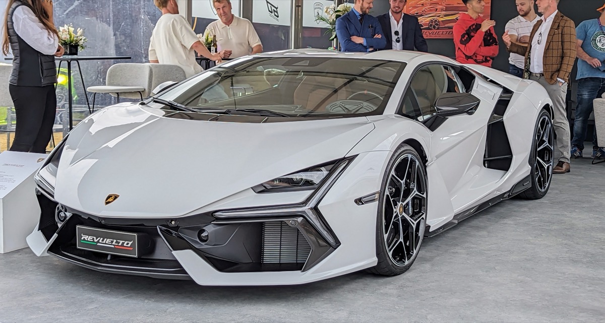 ランボルギーニ レヴエルトのフロントビュー