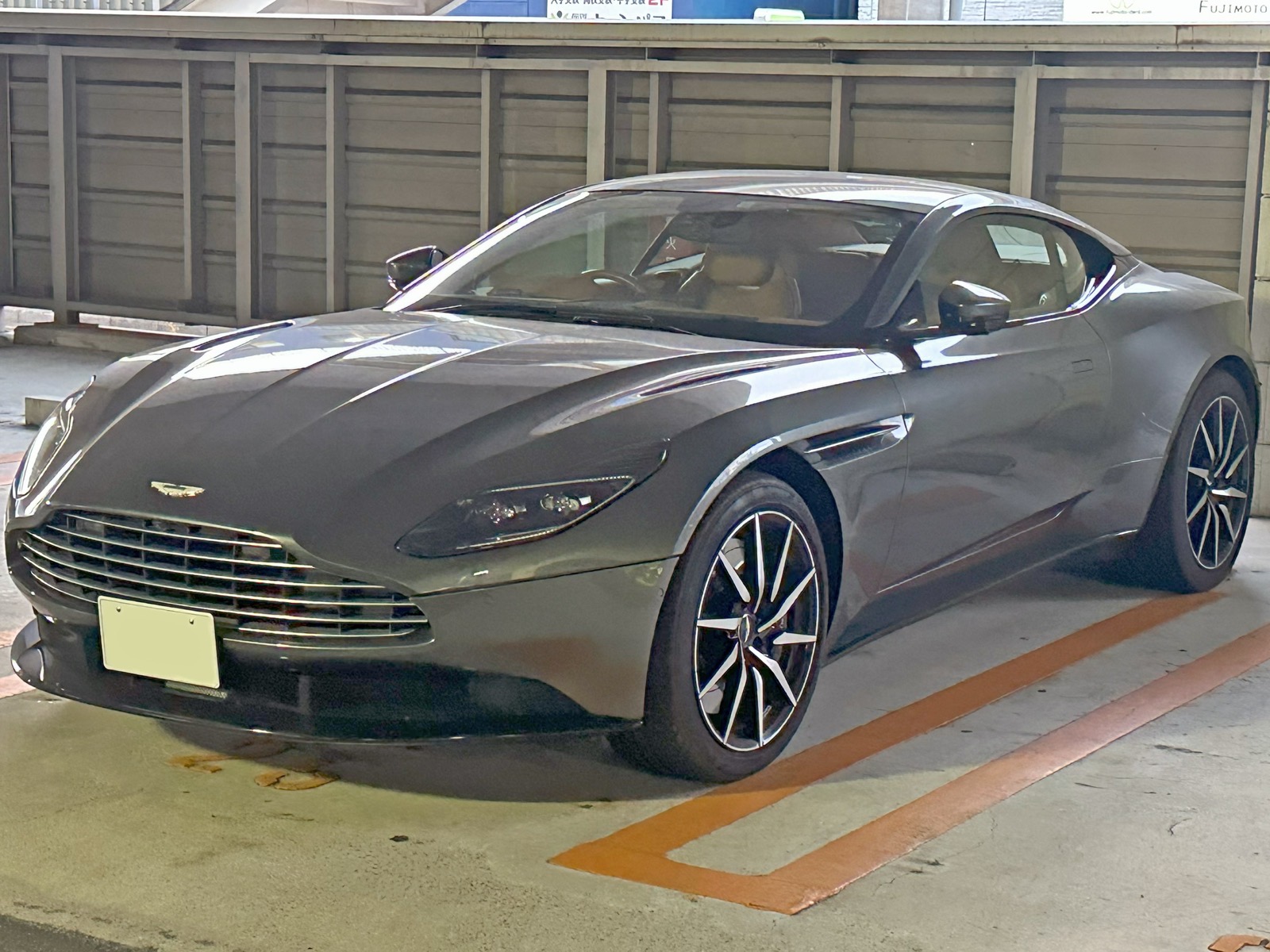 アストンマーティン DB11(2016-2023年)のフロントビュー