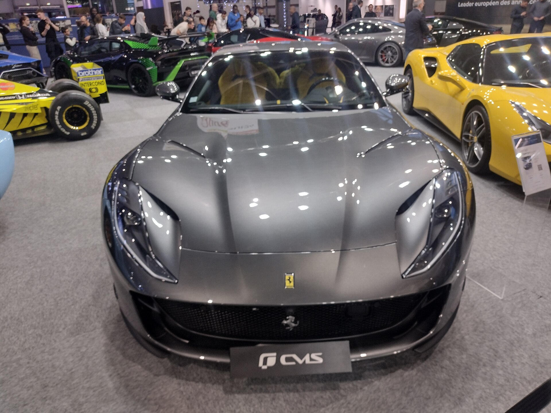フェラーリ 812スーパーファストのフロントビュー
