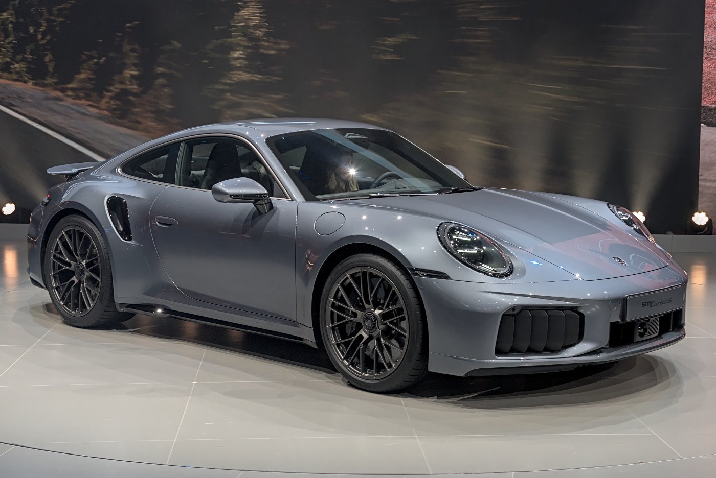ポルシェ 911 ターボS(992型)のフロントビュー