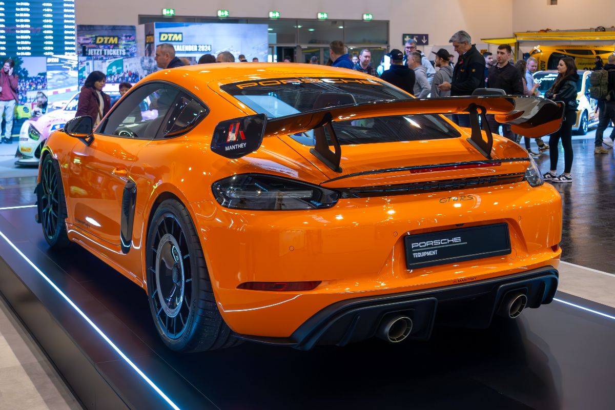 ポルシェ 718 ケイマンGT4 RS(982型)のリアビュー