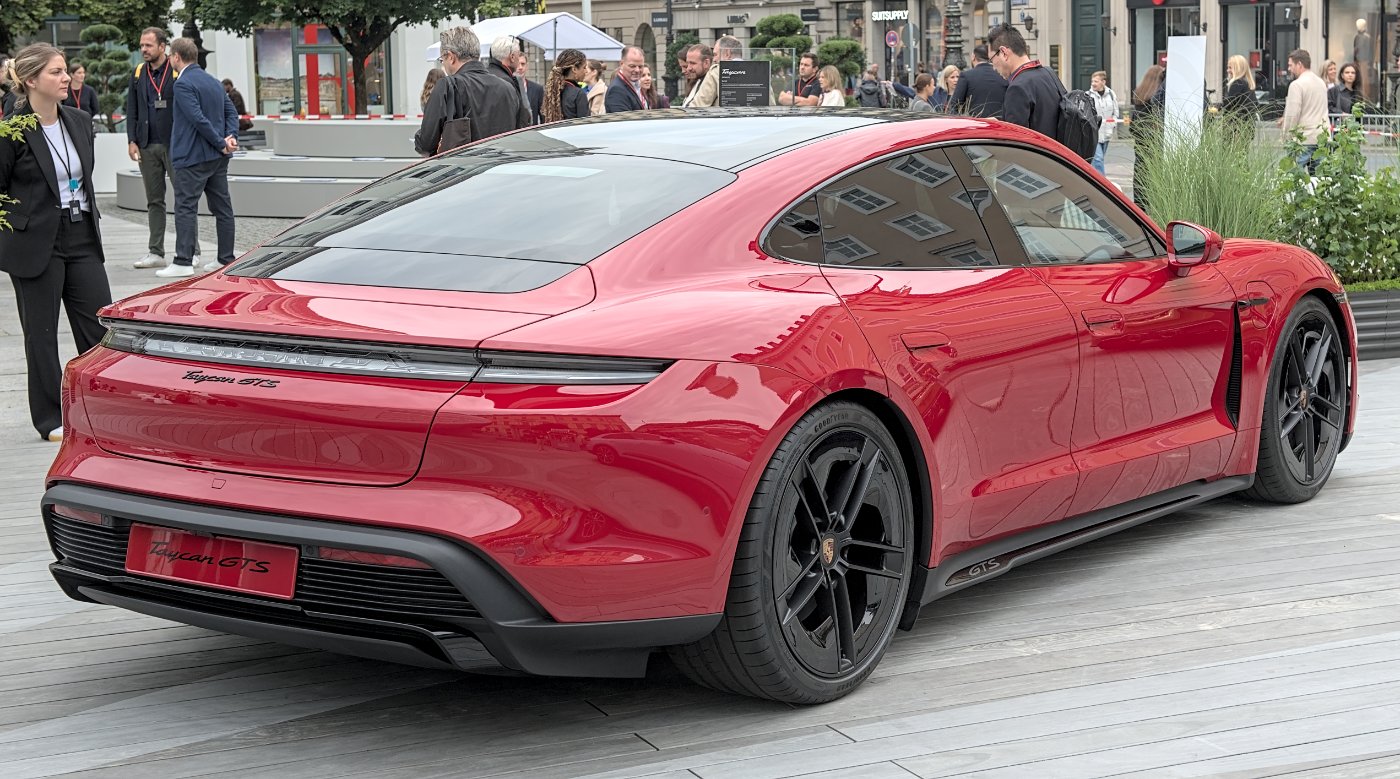 ポルシェ タイカンGTS(改良後)のリアビュー