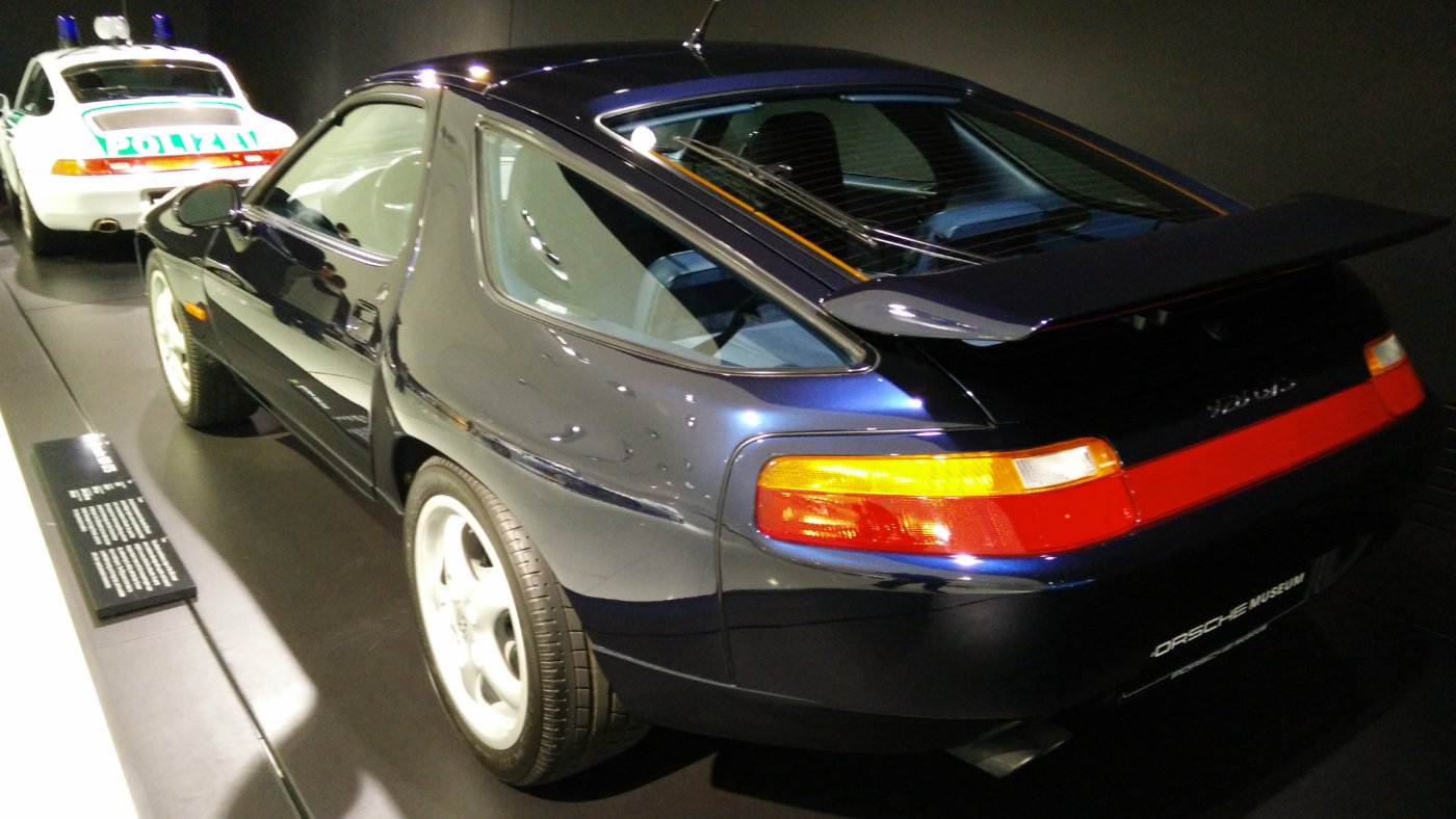 ポルシェ 928 GTS(後期型)のリアビュー、ポルシェミュージアム展示車
