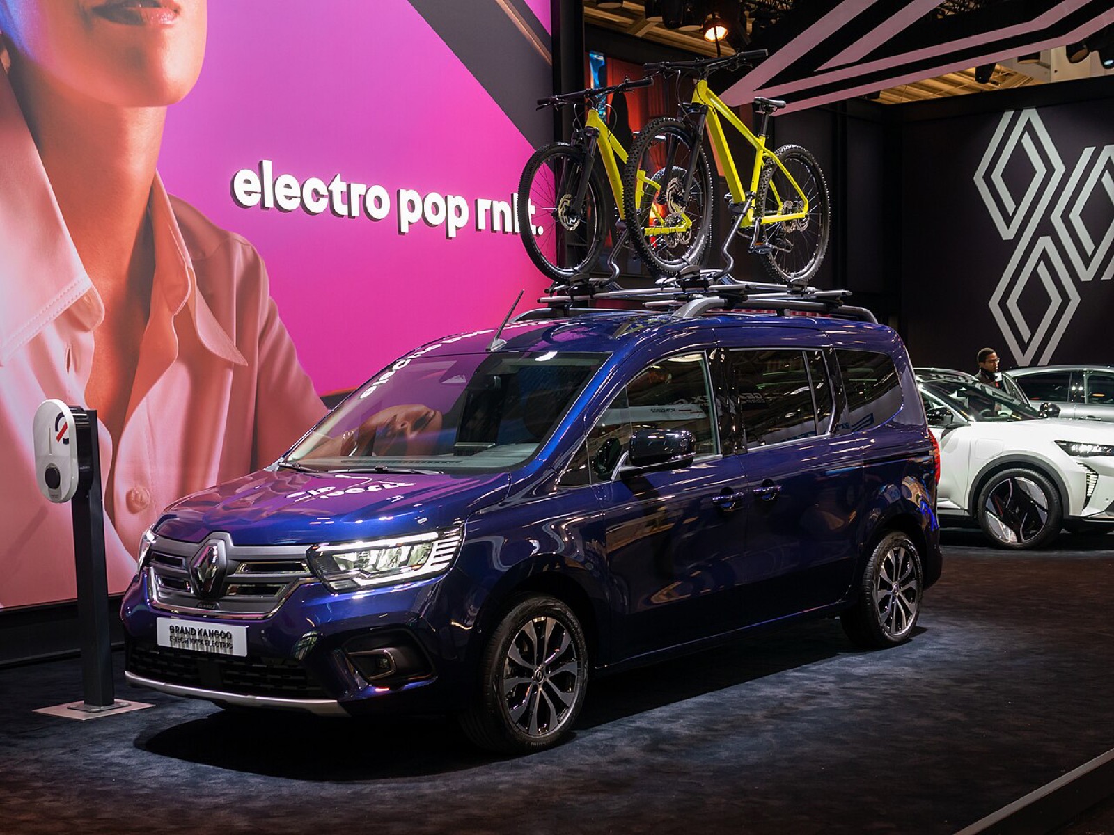 ルノー グランカングー(ロングホイールベース仕様)のフロントビュー(IAA Summit 2023展示車)