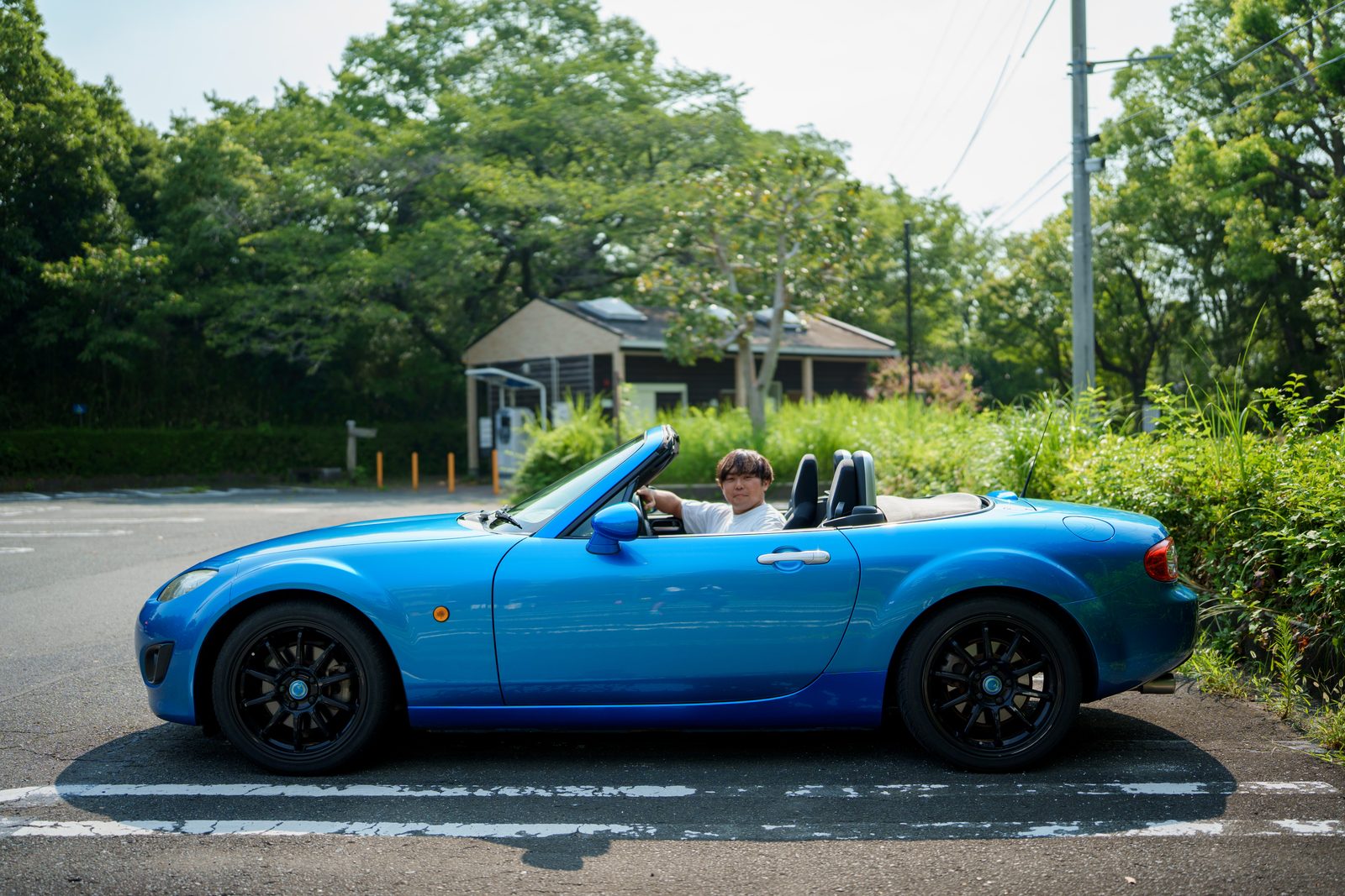 運転席の木下さんとロードスターの全身サイドビュー