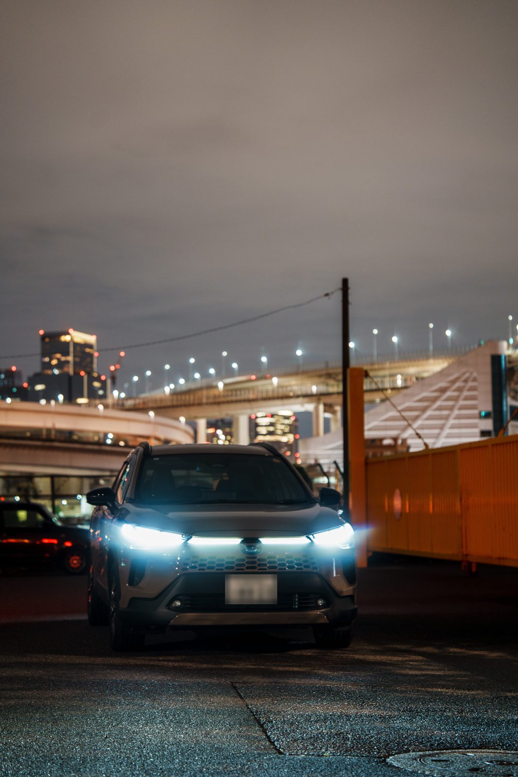 夜景を背に正面を向くカローラクロス