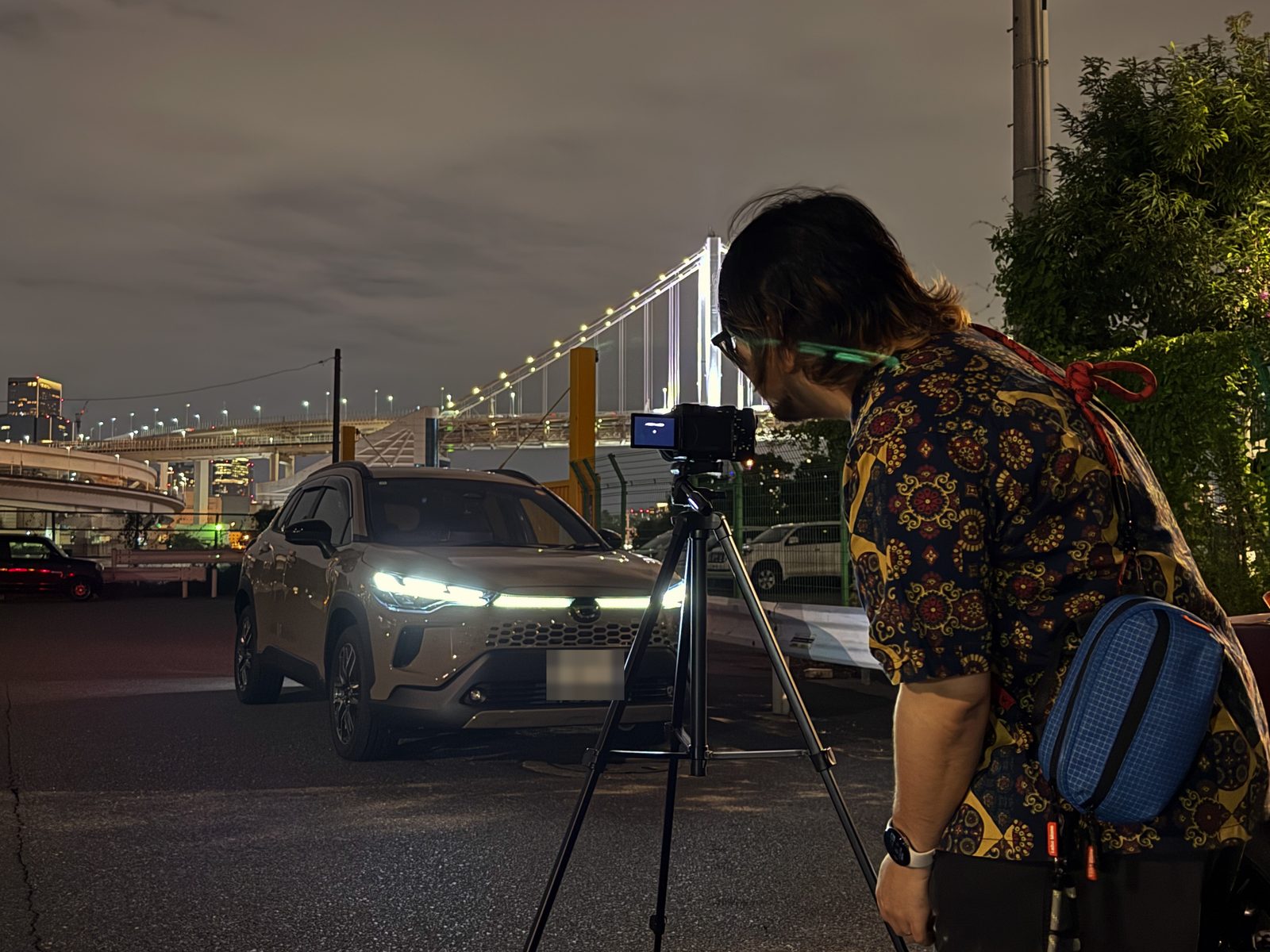 三脚を立てて愛車を撮影する加藤さん