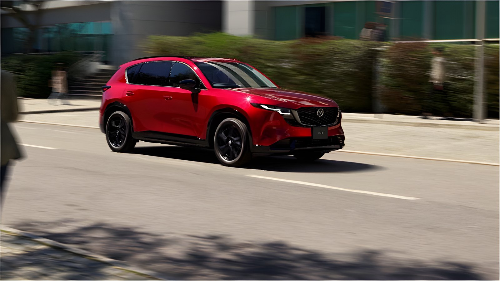 市街地を走る新型CX-5（ソウルレッドクリスタル）