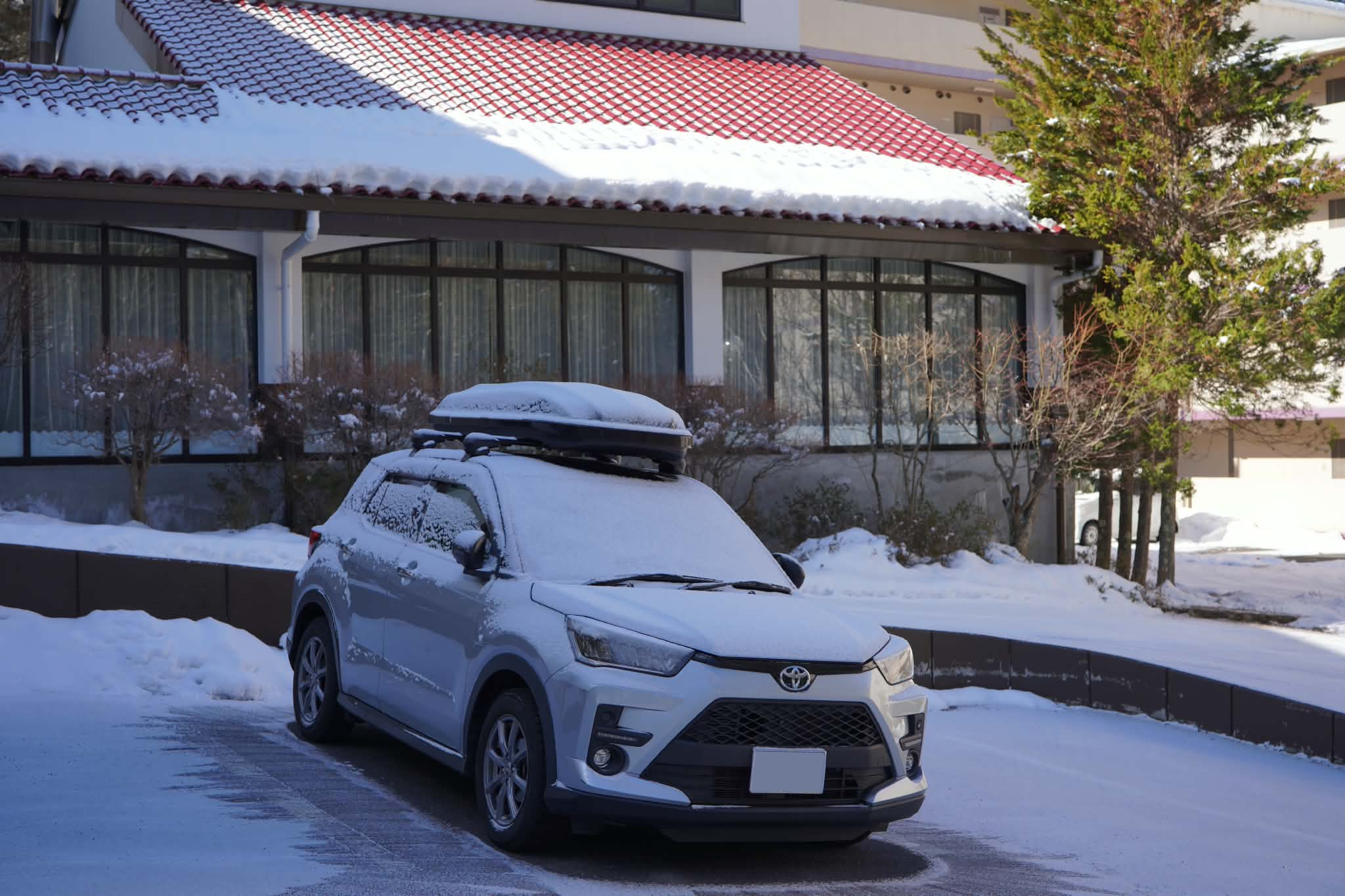雪の積もったライズと赤い屋根の建物