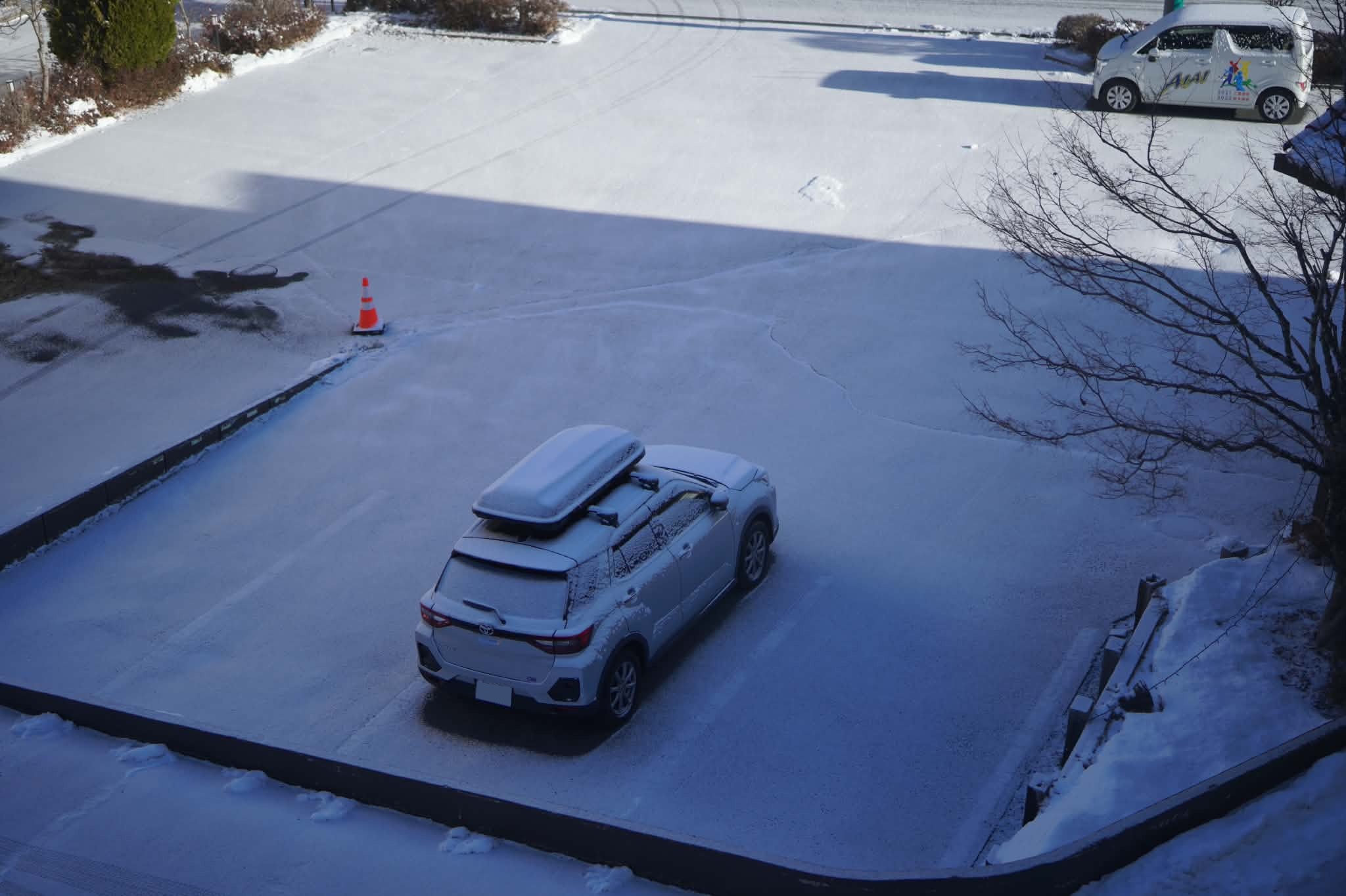 雪の駐車場に停まるライズを上から見た写真