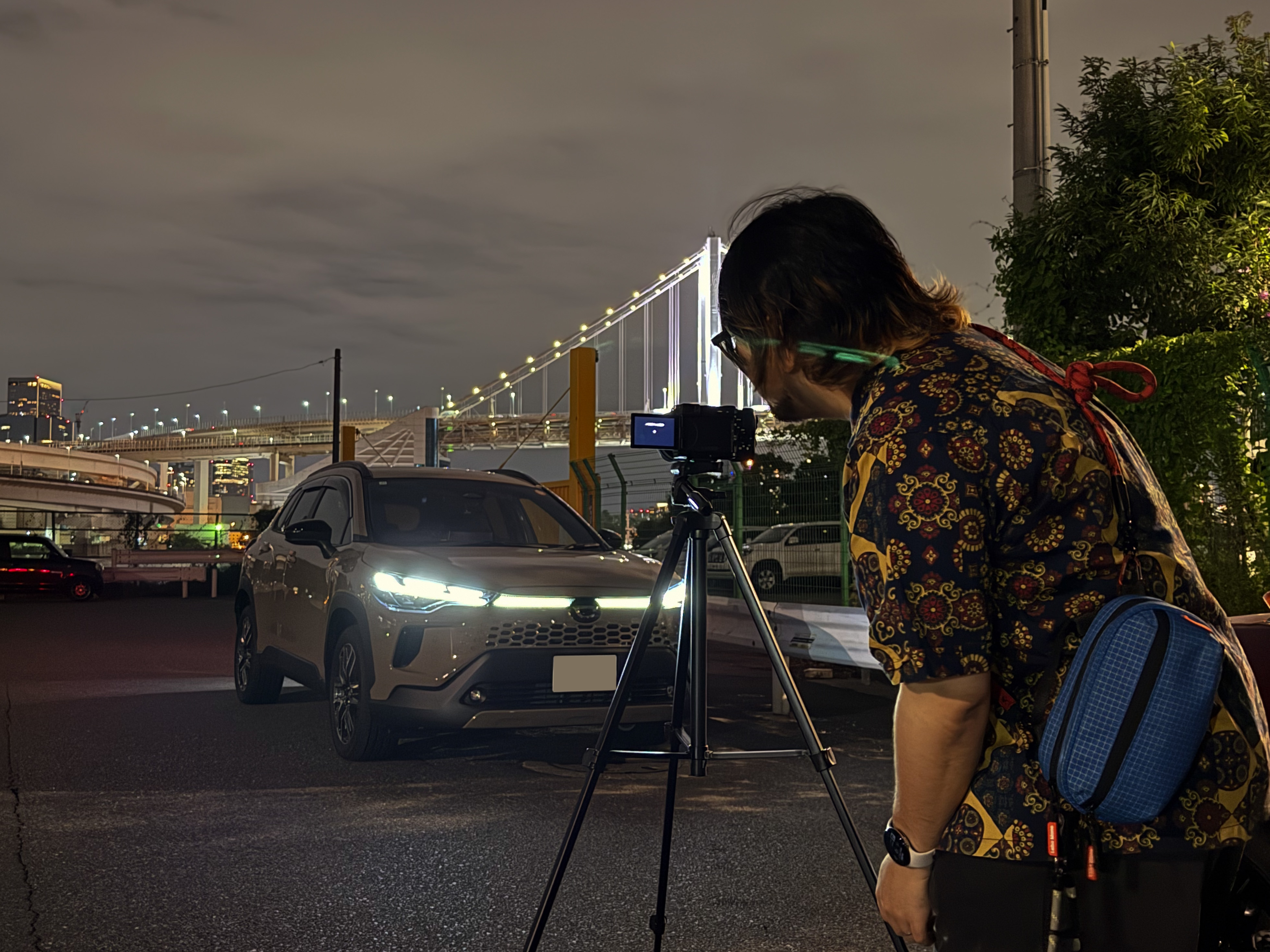 三脚を立てて愛車を撮影する加藤さん